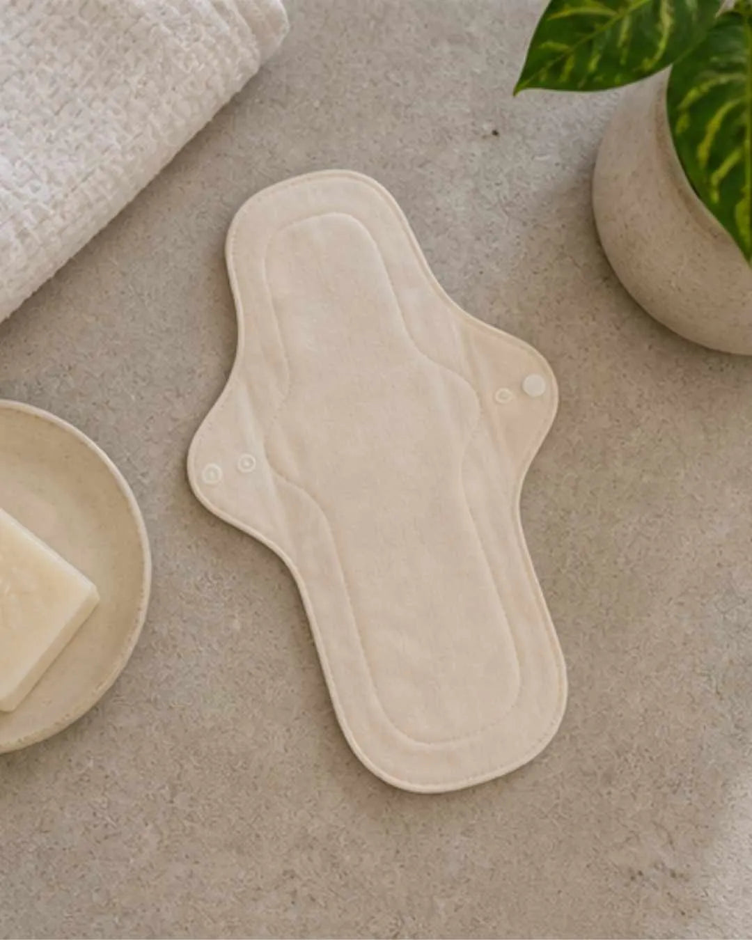 Inoya Large organic cotton reusable pad made from GOTS-certified organic cotton (28 cm).